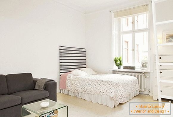 A kényelmes hálószoba és nappali lakás belseje Svédországban