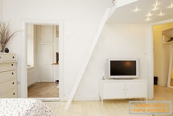 A kényelmes hálószoba és nappali lakás belseje Svédországban