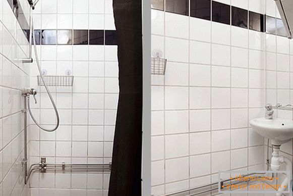 A kényelmes zuhanykabin belseje Svédországban