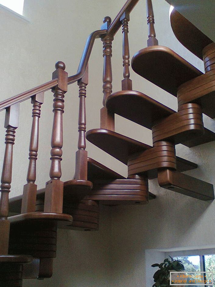 Elegáns moduláris lépcsőház a ház belső részére klasszikus stílusban.