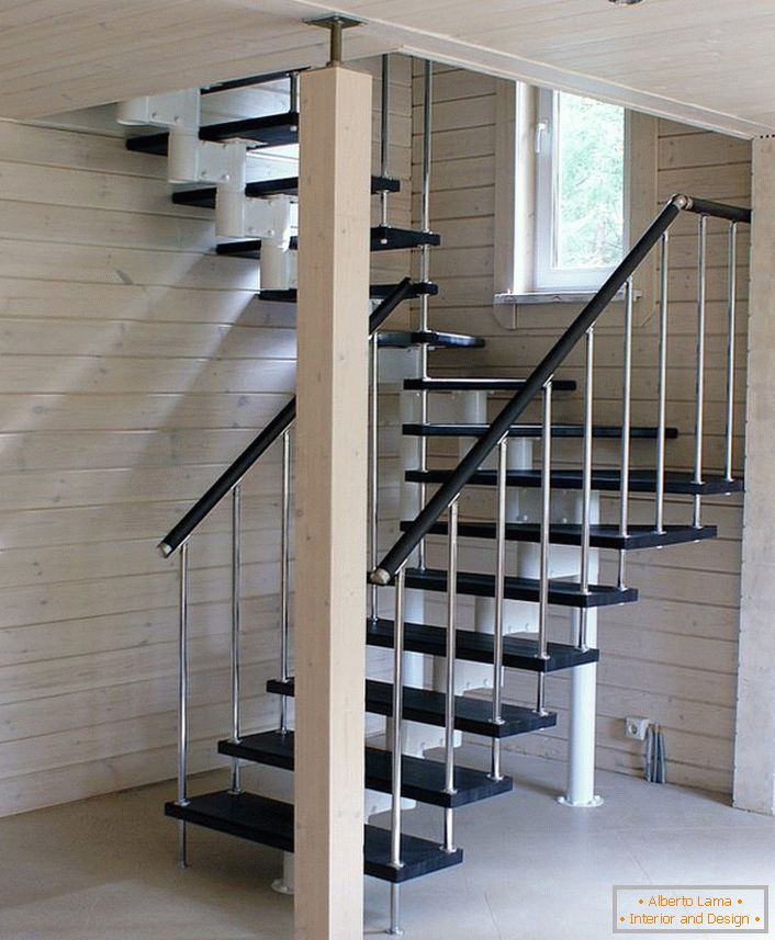 Az elegáns, moduláris lépcsőház optimális változata könnyűfából készült házhoz.