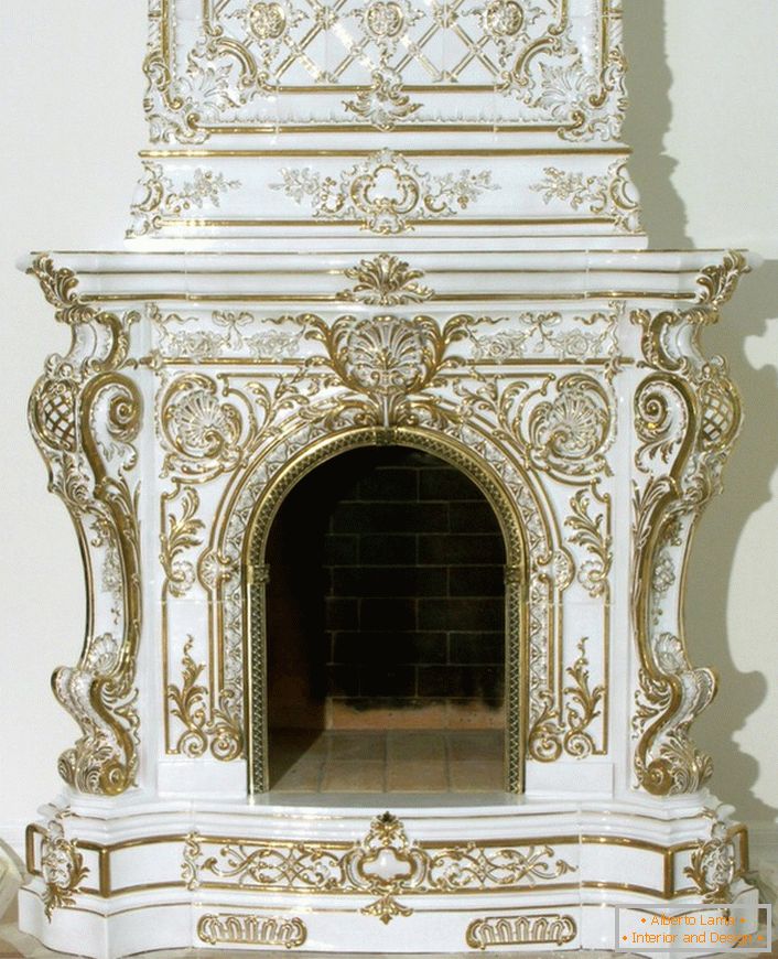 A barokk stílusú, csodálatos kályhás kandalló arany elemekkel díszített. 