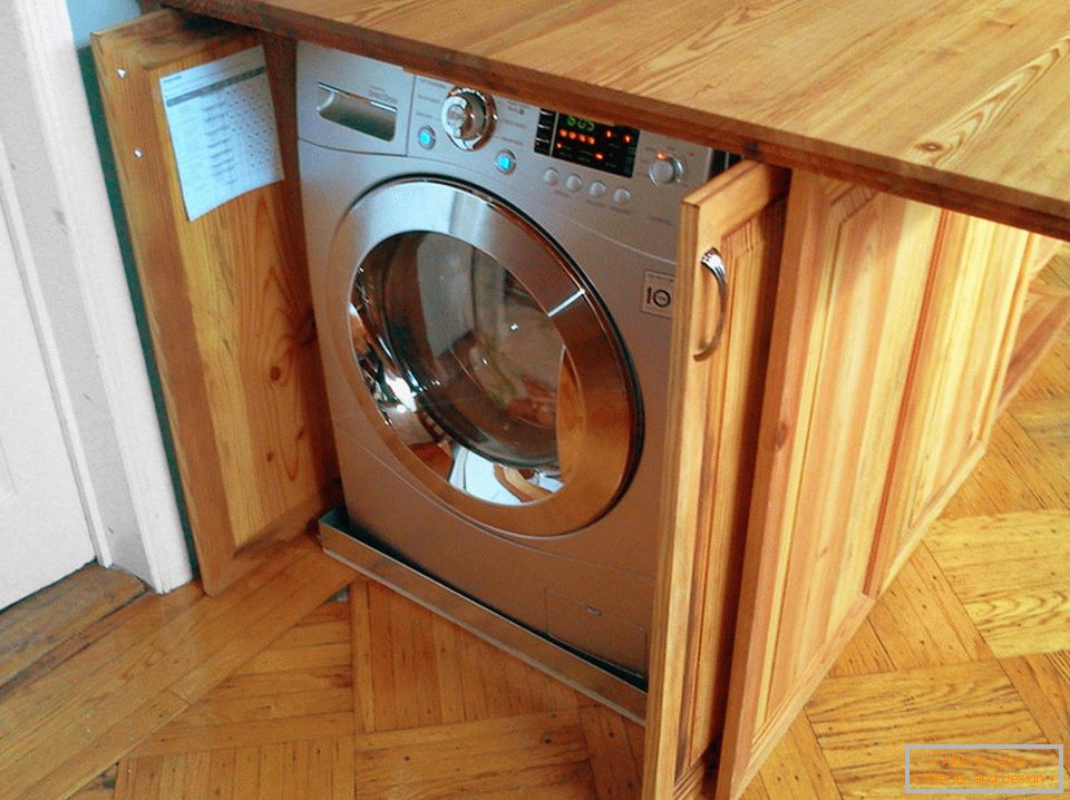 Beépített mosógép a konyha szigetén