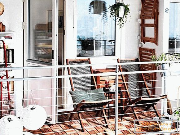 Összecsukható bútorok egy kis erkélyen