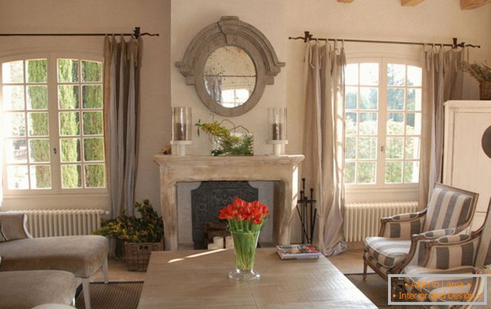 Egy elegáns kandalló egyszerű formái egy vidéki házban Dél-Franciaországban.