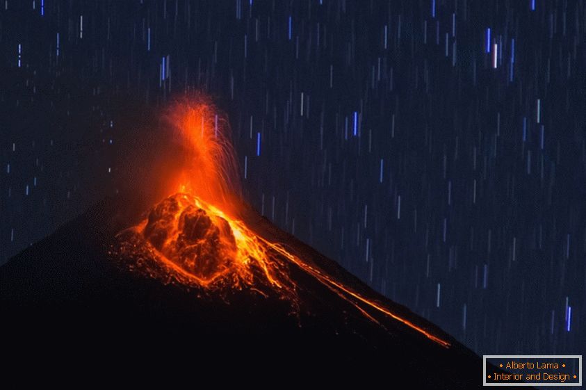 Vulkáni kitörés на фоне звёздного неба