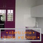 A fehér és lila konyha kialakítása ablakkal