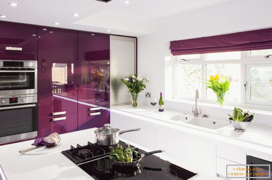Tágas lila-fehér konyha kialakítása