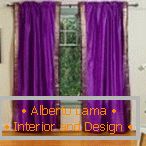 A szoba lila függönyökkel az ablakon