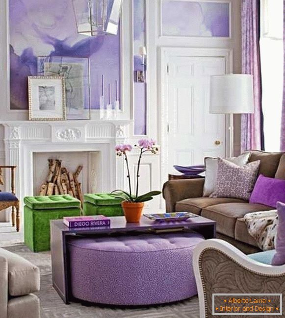 Fényes lila a nappaliban kandallóval