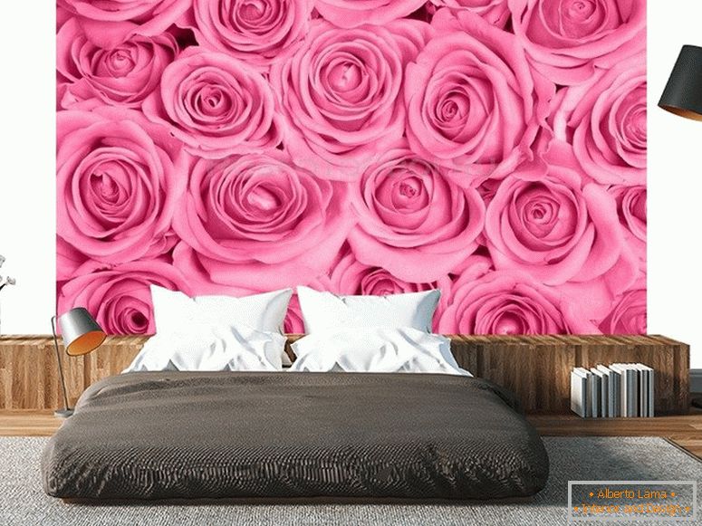 Fényes rózsák a falon a hálószobában