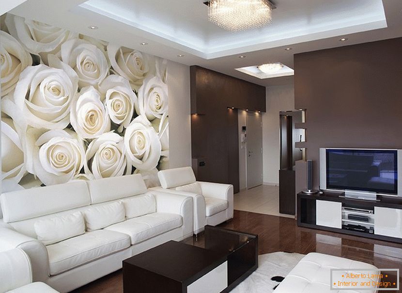 Fehér rózsák a falon a nappaliban