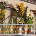 Panel képkeretekből, vázákból és virágokból