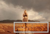 Fotózás a sivatagban a Hannah Kirkelie modellel