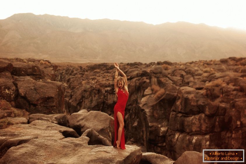 Hannah Kirkelie egy szexuális fotózásra a sivatagban