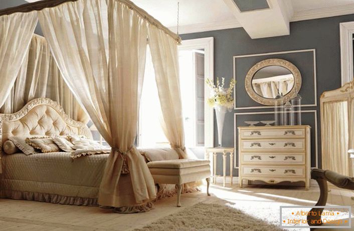 Egy nagy baldachinos ágy a barokk hálószobában.