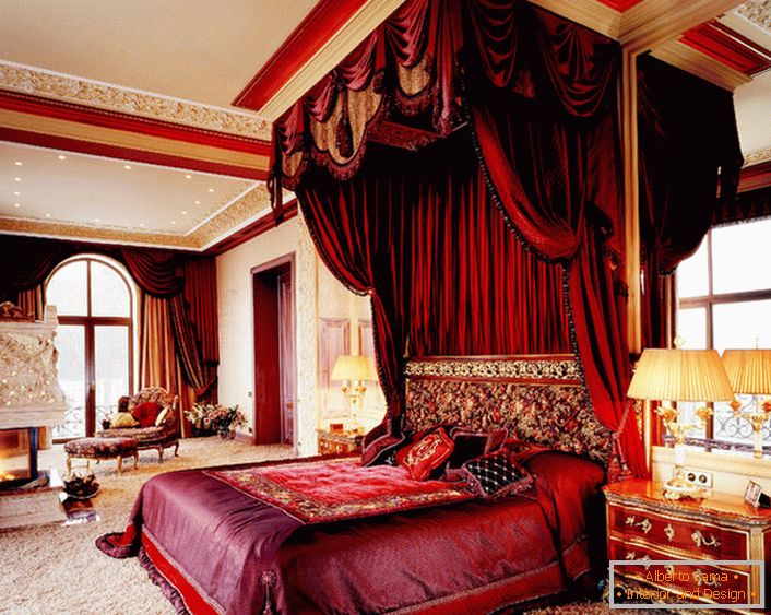 A masszív fényes skarlát tökéletesen illeszkedik a belső tér teljes képébe. Érdekes kombinációja lombkorona az ágy és a függöny.