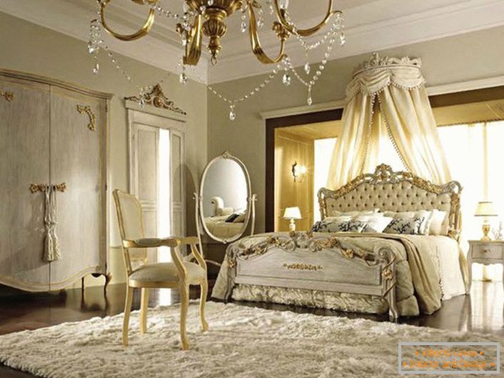 Baldakhin az ágy fölött el lett távolítva a fejtámla mögött. A lágy bézs színű színek sikeresen keverednek a dekor arany elemével.