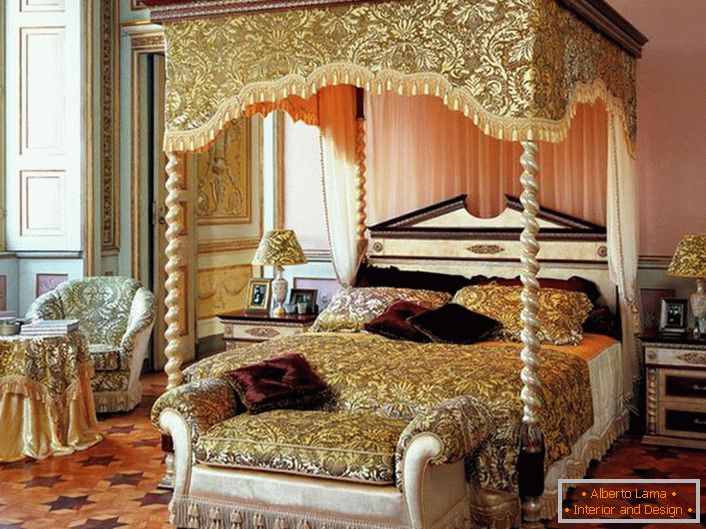 Elegáns tágas hálószoba az ágy fölött lombkoronával.