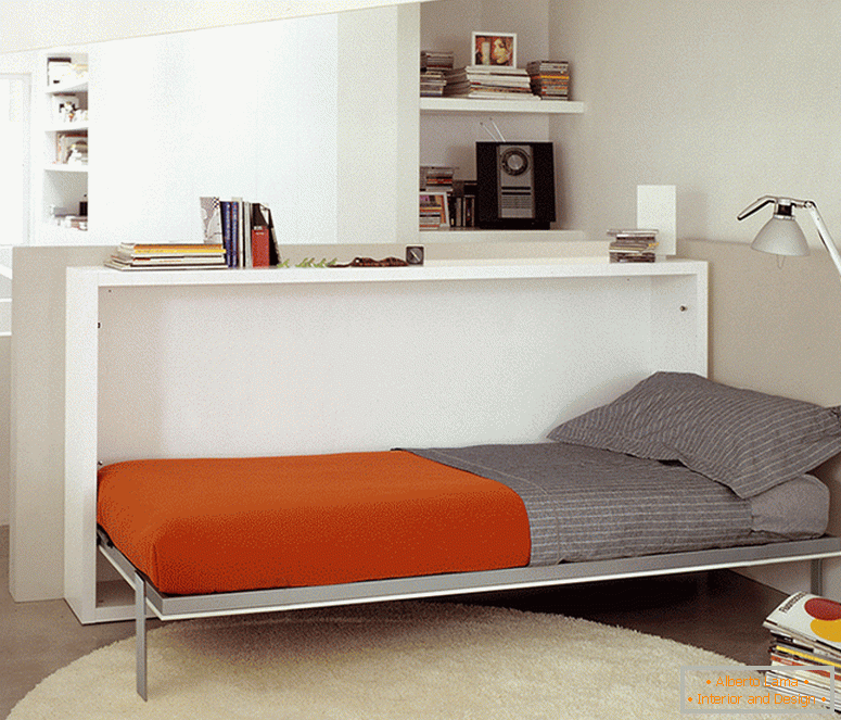 Összecsukható ágy egy kis hálószobában