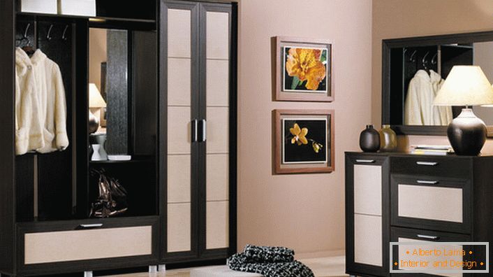 A fekete-fehér klasszikus kombinációja a folyosóra. A moduláris bútorok talán a legpraktikusabb megoldás a folyosóra. 