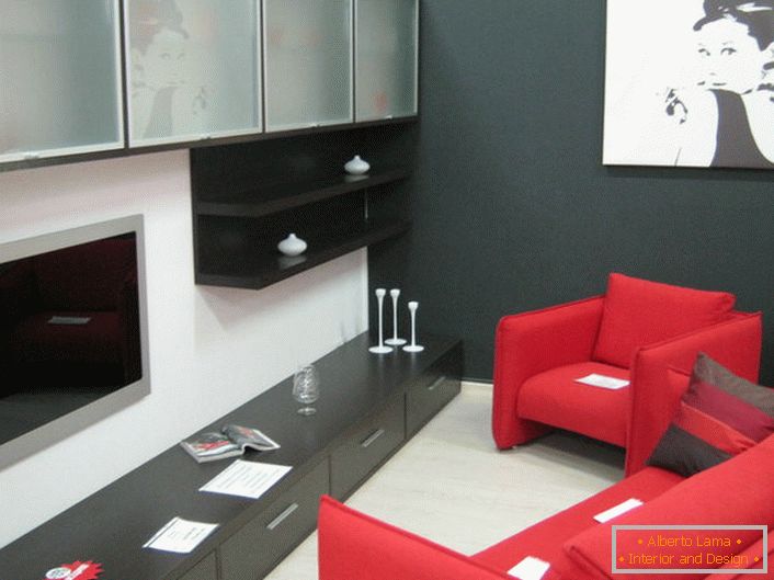 Klasszikus bútorok az eredeti nappali helyiséghez - kárpitozott bútorok (divatos piros szín), lógó szekrények matt üveggel. 