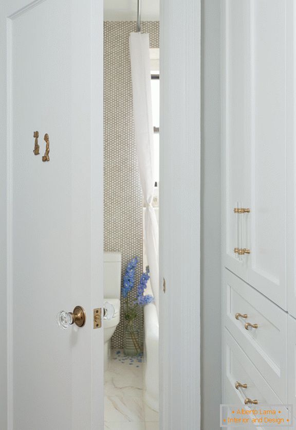 Fehér ajtó a fürdőszobába, márvány padlóval