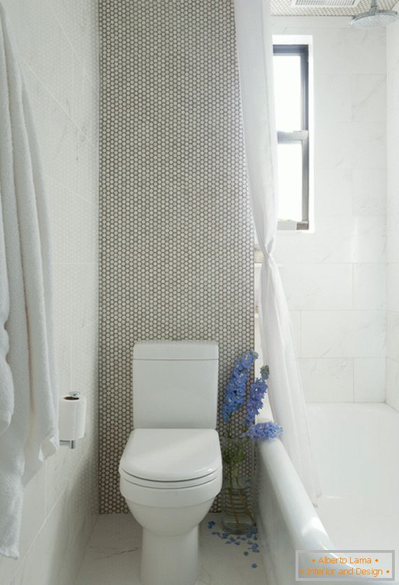 Fehér WC-kád és kád márványszobában