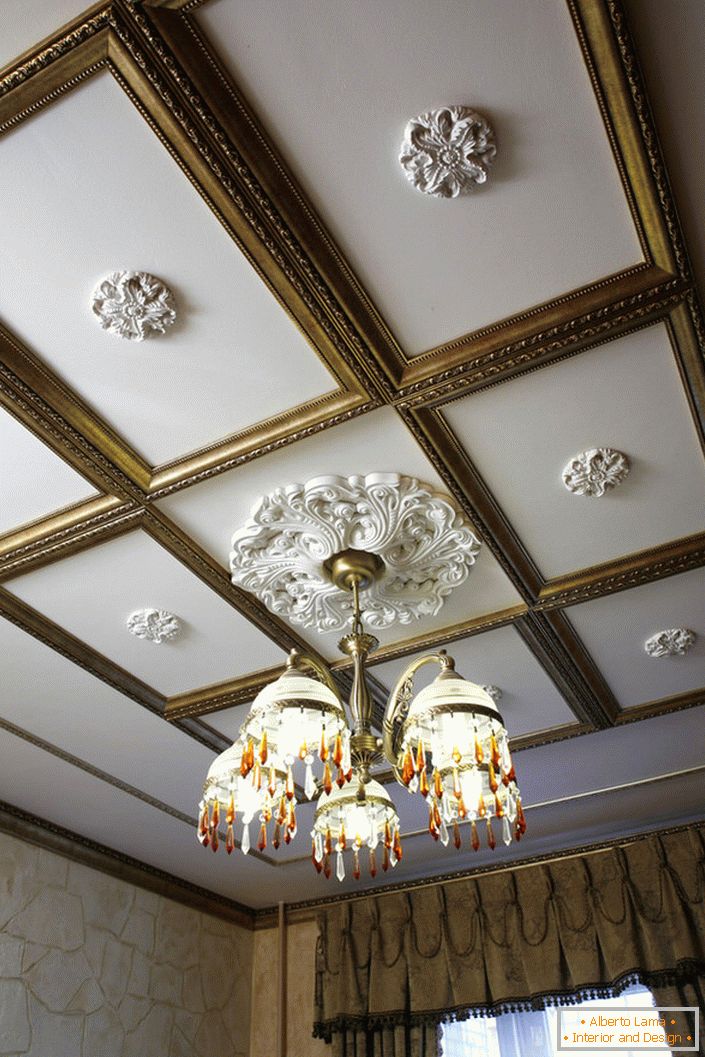 Kollázs a stukkó - az egyik legnépszerűbb dekoráció a mennyezet a szoba, díszített Empire stílus, barokk vagy Art Deco.
