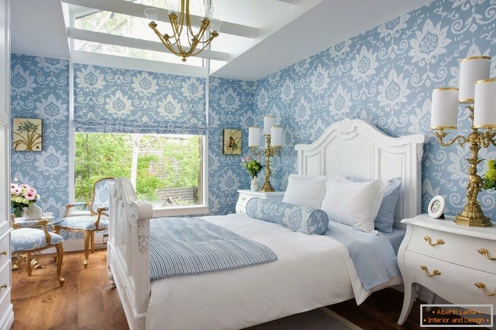 Világos hálószoba függönyökkel és kék falakkal