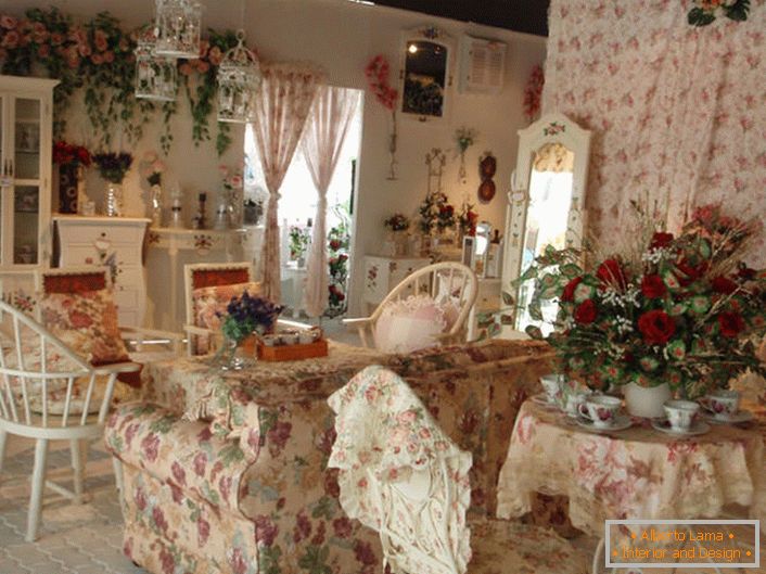 Virágok a vázában, a falon és még a kanapé kárpitján is. Hall Provence stílusban egy kis vidéki házban Dél-Franciaországban.