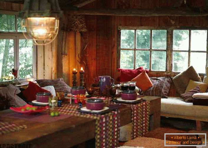 Sok párna, színes asztalterítő az asztalokon segít megteremteni egy otthonos helyet az ország nappalijában.
