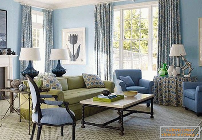 Egy érdekes párnák, függönyök és abroszok nyomtatása határozza meg a francia ország stílusát. A szoba finom krémmel és kék színnel díszített.