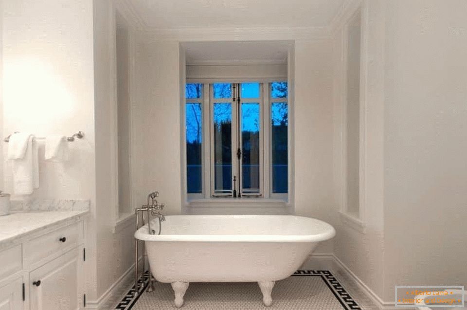 A fürdőszoba padlója mozaik csempével díszített