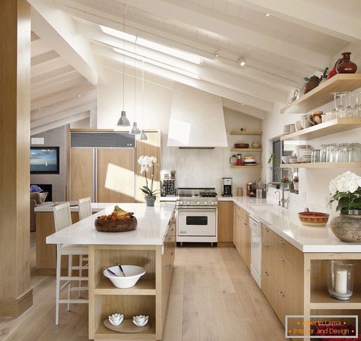 A tetőtérben lévő konyha a skandináv stílus követelményeinek megfelelően kerül megszervezésre. Szokatlan ablakrendezés kiváló hozzáférést biztosít a napfényhez. 