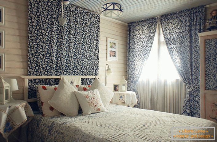 Könnyű, hangulatos szoba országszerte, egy kis házban, Spanyolország déli részén. A tervező ötlet egy fiatal lány hálószobáján jön létre.