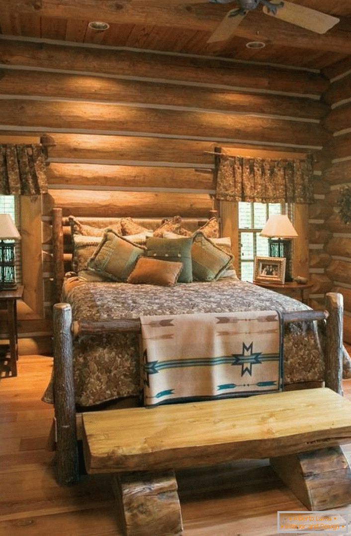Egy klasszikus példa egy rusztikus hálószobának. Egy durva, kezeletlen rönkház érdekes ágya. 