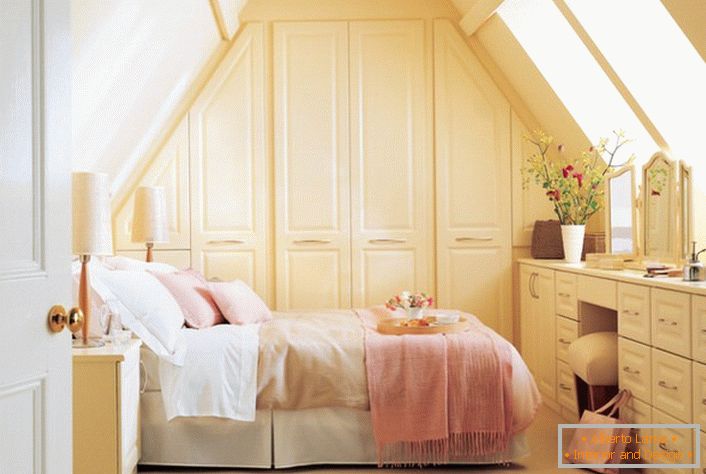 A rusztikus stílusú hálószoba puha rózsaszínű és bézs színekkel díszített.
