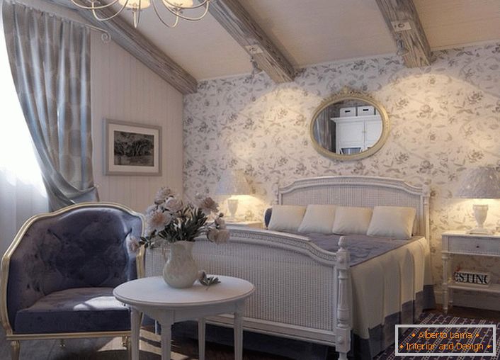 A rusztikus stílusú hálószobai bútorokat harmonikusan választják. Figyelemre méltó a klasszikus árnyalatú csillár és éjjeliszekrény.
