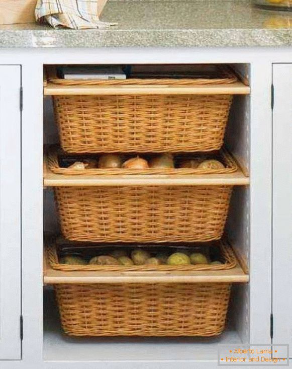 Zöldség és gyümölcs tárolása a konyhában kosarakban