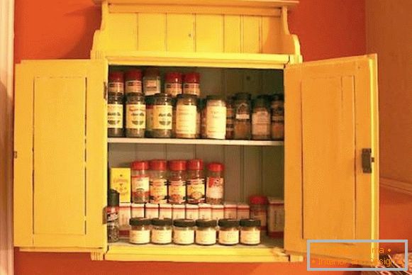 Spice szekrény a konyha falán