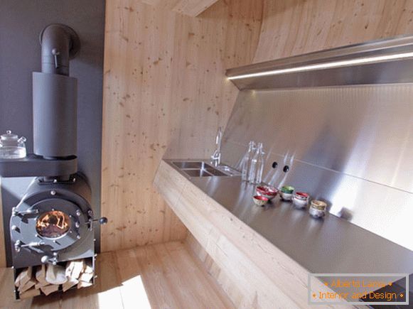 A Ufogel kis ház konyhájának belseje Ausztriában