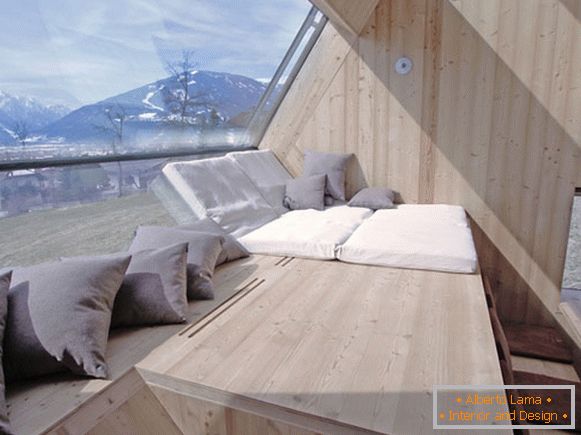 Pihenőterület az Ufogel kis ház ablakpárkányán Ausztriában