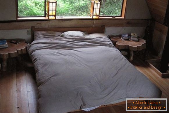 Hálószoba egy kis erdei nyaraló Japánban