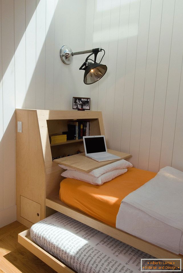 Csúszó ágy egy kis hálószoba belsejében