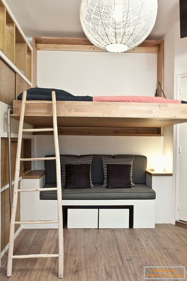 Emeletes ágy egy kis lakás belsejében