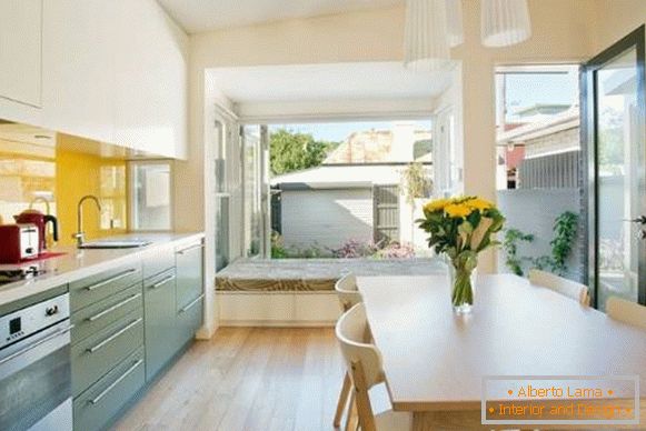 Modern, minimalista konyha kialakítás egy erkélyes ablakkal