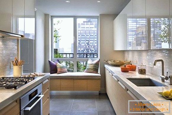 Modern konyha belső térrel és erkéllyel a pihenésre