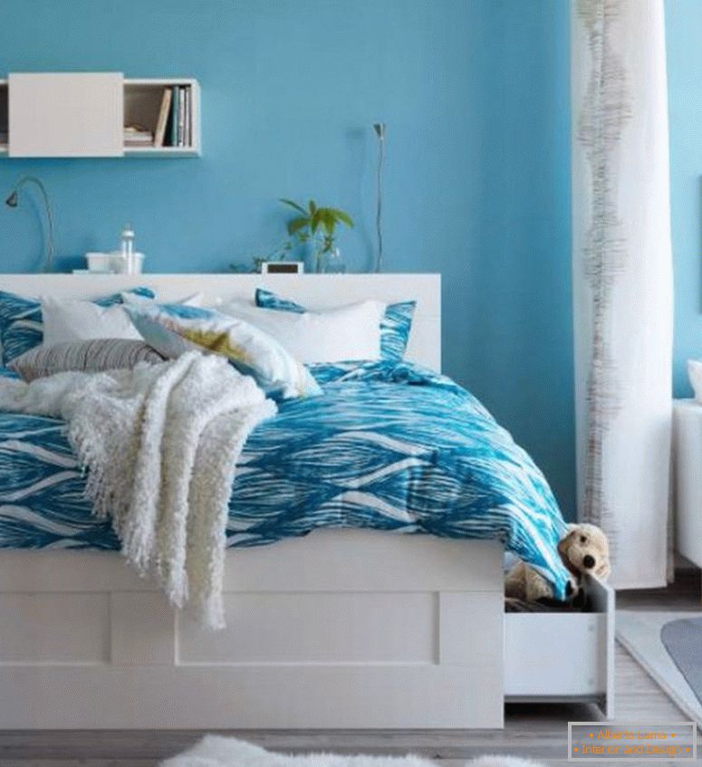 kék-ég-ikea-gyermek-ágyneműt-with-íves minta-in-fehér-fa-ágynemű-over-laminált padló-is-fehér-szőrös szőnyeg-és kis egyszerű szekrény-1024x1120