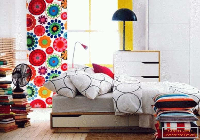 családi szoba-design-ötleteket-small-lakás-ágy-set-bútor-ikea-háló-tervez-with-fa-padló-és-a-függöny-that-van-a-szép-virágos motívum